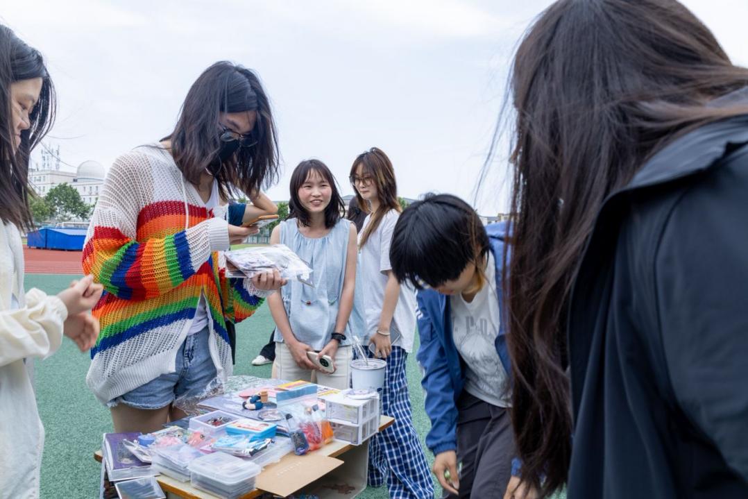 毕业季跳蚤市场圆满收官 ——京北职院学生会组织旧物置换活动